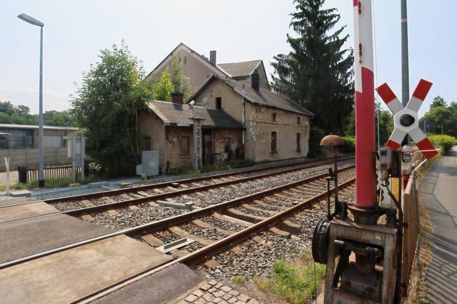 Verfallenes Bahnwärterhaus in Zwickau-Cainsdorf findet einen neuen Liebhaber - Das verfallene Bahnwärterhaus hat einen neuen Besitzer. Was er damit vorhat, ist offen.
