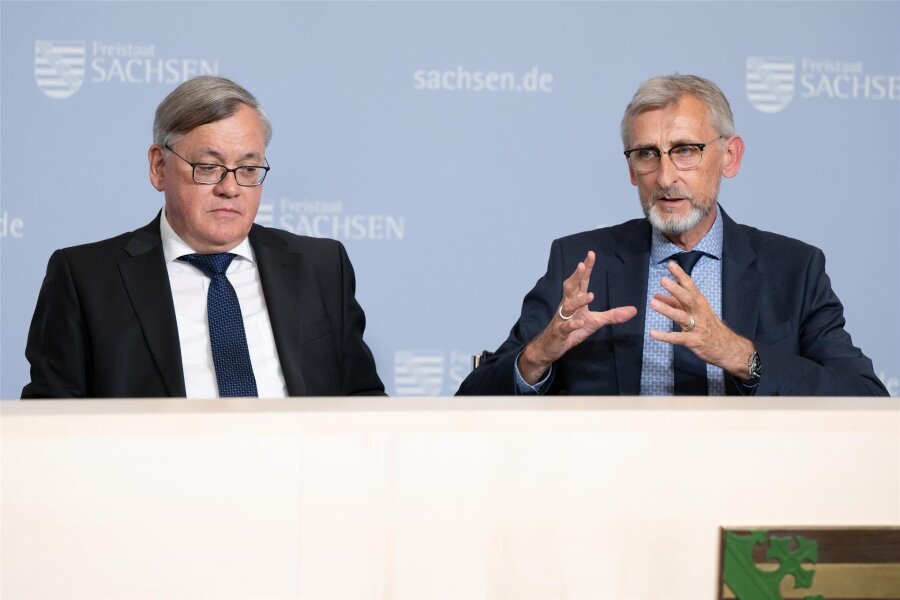 Verfassungsschutz in Sachsen warnt vor extremen „Minderheiten“ - Verfassungsschutz-Chef Dirk-Martin Christian (links) und Innenminister Armin Schuster (CDU) haben den jährlichen Verfassungsschutzbericht veröffentlicht.
