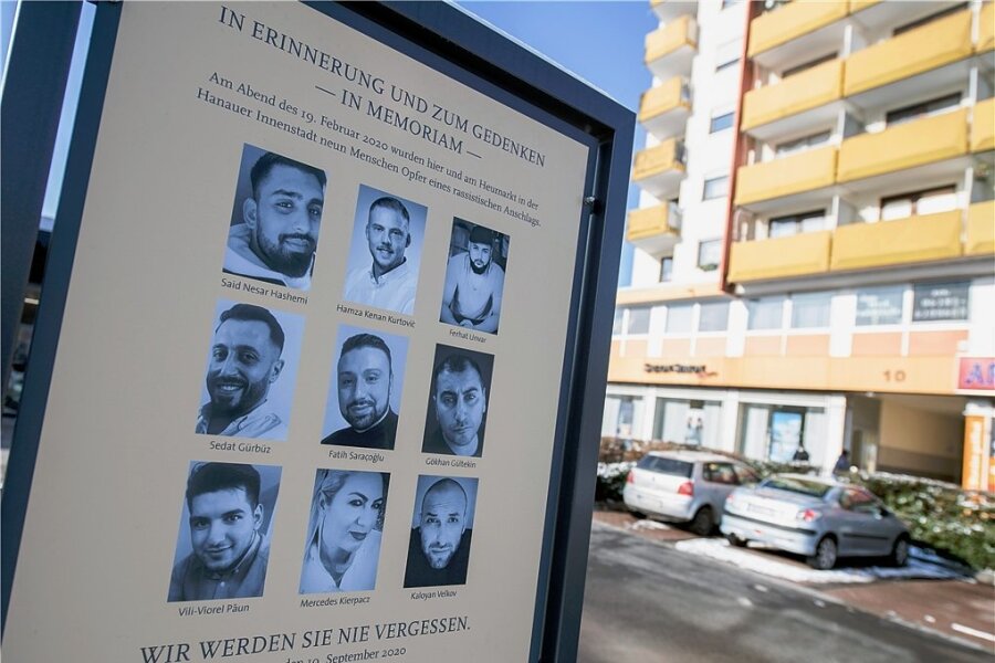 Eine offizielle Gedenktafel erinnert in Hanau-Kesselstadt an die Opfer des Anschlags vom Februar 2020. Ein Rechtsextremist hatte hier neun Menschen aus rassistischen Motiven erschossen. 