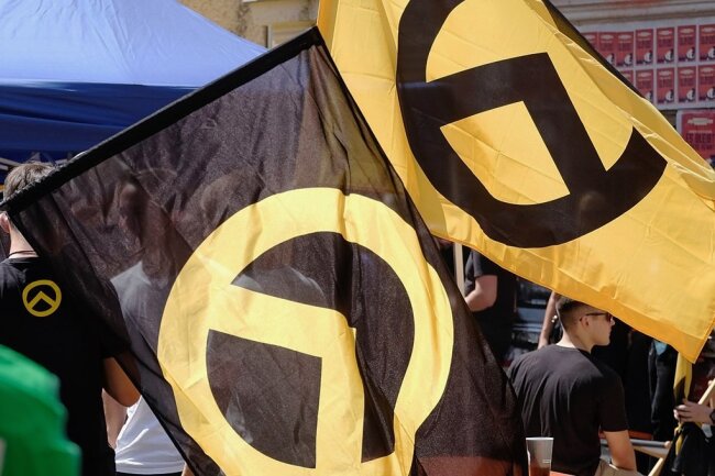 Verfassungsschutz: Plakat an Hochschulmensa in Mittweida kam von Identitärer Bewegung - Die Flaggen, fotografiert bei einer Demonstration vor zwei Jahren in Halle, zeigen Logo und Farben der Identitären Bewegung. 