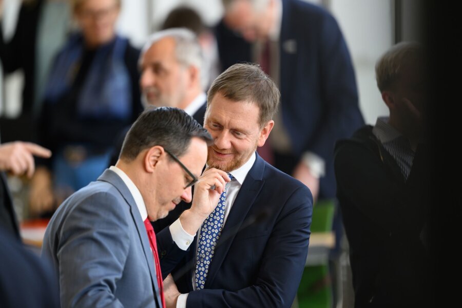 Verfassungstreue: Gesetz verabschiedet - Michael Kretschmer (CDU, r), Ministerpräsident von Sachsen, spricht mit Dirk Panter (SPD), Fraktionsvorsitzender im Sächsischen Landtag.