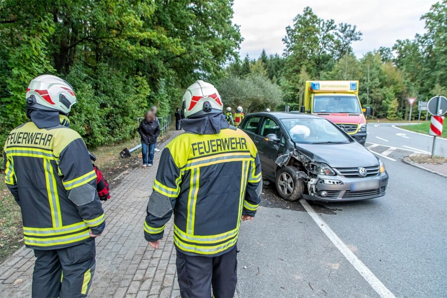 Verfolgungsfahrt durch Oelsnitz: 27-Jähriger prallt gegen Laterne - Eine Verfolgungsfahrt durch Oelsnitz endete für einen VW-Fahrer, als er mit seinem Auto gegen eine Lampe prallte.