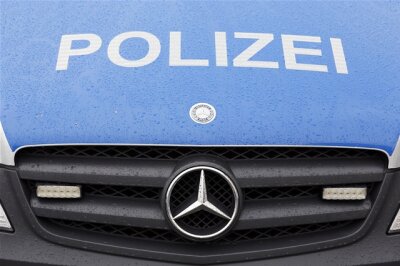 Verfolgungsjagd: Fluchtauto und Polizeifahrzeug prallen gegen Laterne - 