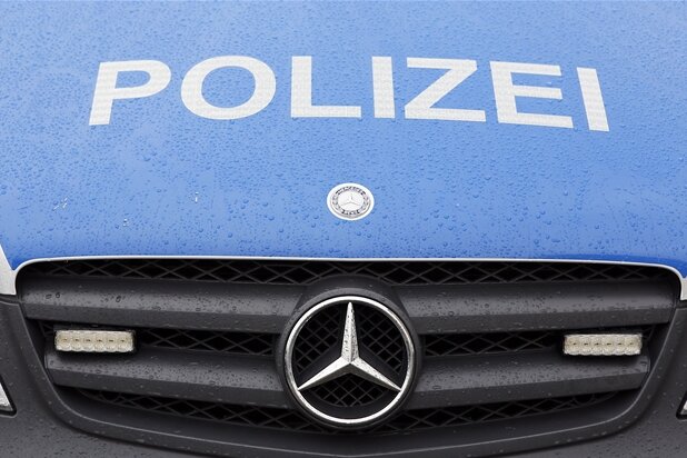 Verfolgungsjagd: Fluchtauto und Polizeifahrzeug prallen gegen Laterne - 