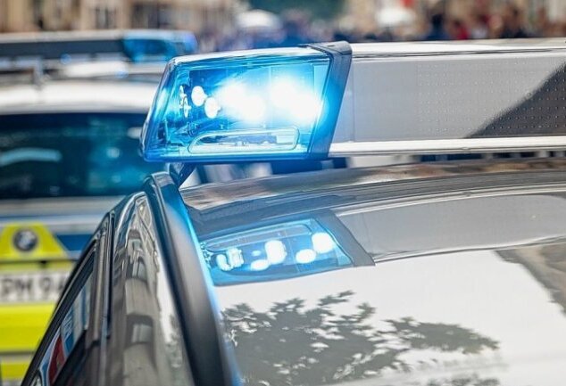 Verfolgungsjagd in Plauen: Fahrer wollte sich Kontrolle entziehen - Die Polizei stellte den 21-jährigen nach einer Verfolgungsjagd durch Plauen schließlich am Bahndamm an der Alten Jößnitzer Straße. 