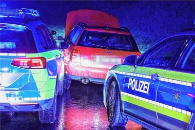 Tschechischer Fahrer ohne Fahrerlaubnis und mit gestohlenen Kennzeichen. Schüsse und Unfall nach Verfolgungsjagd.
