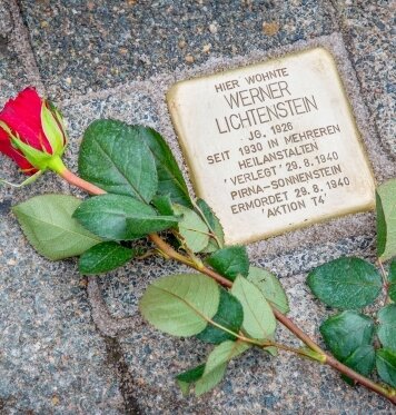 Vergast mit 14: Flöhas erster Stolperstein erinnert an NS-Opfer - Der Stolperstein erinnert an das Schicksal von Werner Lichtenstein aus Flöha. 