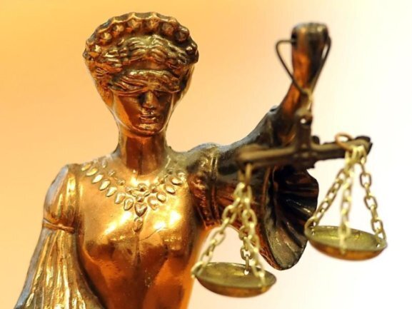 Eine goldfarbene Justitia-Figur.
