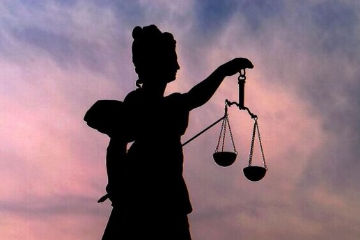 Vergewaltigung und Nötigung: 24-Jähriger erwartet voraussichtlich Freiheitsstrafe - Justitia - die Göttin der Gerechtigkeit - mit ihrer Waage, mit deren Hilfe das Für und Wider bei Gericht gegeneinander abgewogen wird.