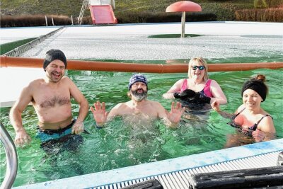 Vergnügen im 3,5 Grad kalten Wasser: Schwimmen im Romanusbad, wenn andere Eis kratzen - Romanusbad in Siebenlehn: Hier treffen sich sonntags die Eisbader.