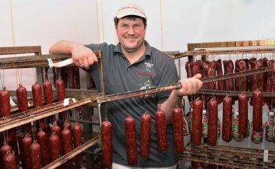 Vergoldete Salami muss vier Wochen reifen - Meister Mike Baumann kann mit seinem Team von der Fleischerei Seifert Eppendorf zufrieden sein. Der Betrieb erhielt im Rahmen des Sächsischen Qualitätswettbewerbs mehrere Auszeichnungen.