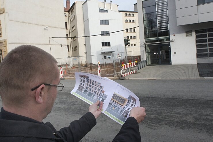 <p class="artikelinhalt">Die neue Rettungsleitstelle in der Schadestraße in Chemnitz. Während auf den Plänen, die ein Mitarbeiter zeigt, schon das fertige Bauwerk zu sehen ist, klafft in der Realität noch eine Bau- und Finanzierungslücke.</p>