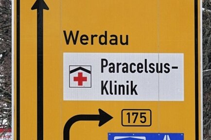 Verhärtete Fronten im Streit um Zwickauer Neurochirurgie - Noch ist die Paracelsus-Klinik in Zwickau ausgeschildert, auch wenn sie nicht mehr so heißt und jetzt zum HBK gehört. Dass die Übernahme keine Liebesheirat war, macht die aktuelle Debatte deutlich. 
