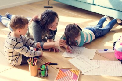 Verhätscheln wir unsere Kinder? Autorin Nicola Schmidt über den Beginn der Schulzeit und Spaß am Lernen - Kerzengerade am Schreibtisch Hausaufgaben machen war gestern – es darf auch mal ganz anders sein.