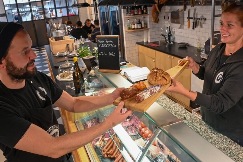 Eric Heim und Michelle Nötzel betreiben seit September 2019 den "Fleischladen" am Brühl. 