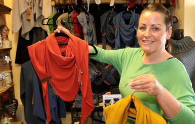 Verhaltener Neustart in vielen Geschäften - Wie wär's mit ein wenig neuer Garderobe? Anja Elster hatte die Türen ihres Geschäfts in Schwarzenberg am Mittwoch weit geöffnet. 