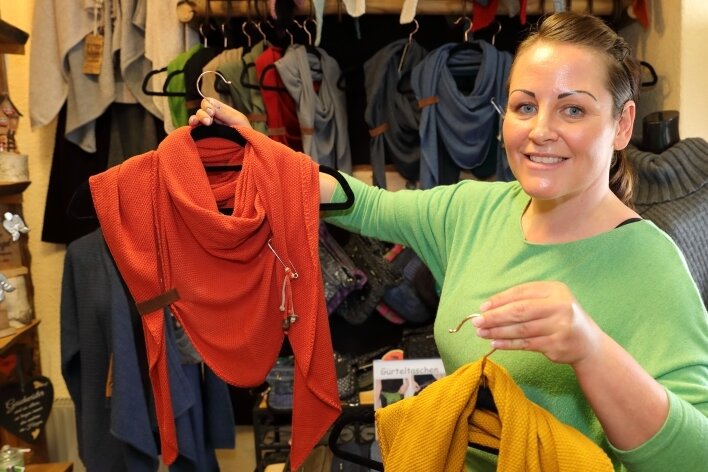 Verhaltener Neustart in vielen Geschäften - Wie wär's mit ein wenig neuer Garderobe? Anja Elster hatte die Türen ihres Geschäfts in Schwarzenberg am Mittwoch weit geöffnet. 