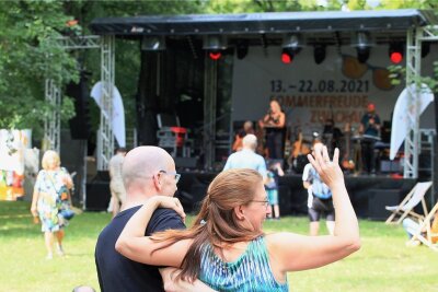 Verhaltener Start für "Sommerfreude" in Zwickau - Freitagnachmittag startete die Band Bunte Hunde die "Sommerfreude" im Schlobigpark. Gäste kamen nur zögerlich. Das tat der guten Stimmung aber keinen Abbruch. 