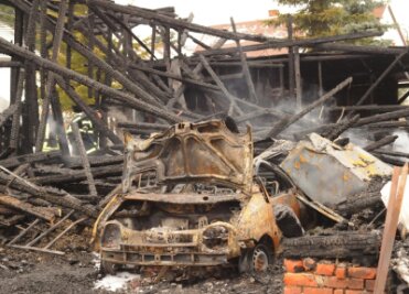 Verheerender Brand in der Nacht in Erlbach - 
              <p class="artikelinhalt">Völlig zerstört wurde beim den nächtlichen Großbrand die Scheune auf dem Grundstück an der Klingenthaler Straße in Erlbach. Zwei Autos, Maschinen, Geräte und die Werkstatt wurden vernichtet.</p>
            