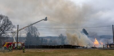 Verheerender Brand: Wehr rettet Haus - Das Feuer und die riesige Rauchwolke auf dem Harzberg waren weithin zu sehen. Bis zu 70 Feuerwehrleute waren im Einsatz.