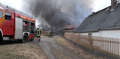 Verheerender Brand: Wehr rettet Wohnhaus in Trieb - Das Wohnhaus (rechts) konnte mit Mühe vor den Flammen gerettet werden. Durch die Hitze war ein Fenster bereits geborsten.