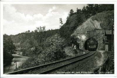 Verheerendes Zugunglück bei Braunsdorf auch Jahrzehnte danach unvergessen - Der Harrastunnel im Jahr 1932. 18 Jahre zuvor rutschte Gestein und Geröll den Felsen hinab. Der Ausgangspunkt eines der schwersten Zugunglücke in Sachsen.