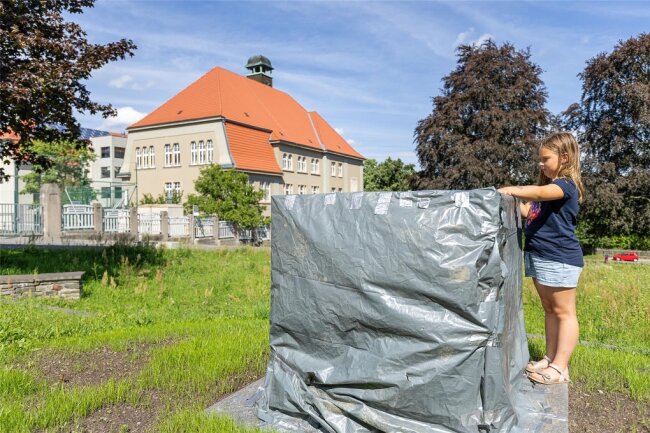 Verhüllung auf Siegelohplatz in Auerbach: Wann das Rätsel gelüftet wird - Michelle würde zu gern wissen, was die Planen verhüllen. Am Freitag wird das Geheimnis gelüftet.