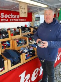 Verkäufer froh über treue Kunden - Der "Socken-Bernd" war auf dem Taubenmarkt zu finden. 