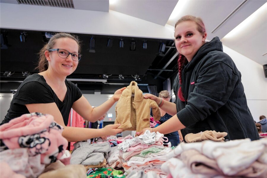 Verkaufsbörse für Kinderkleidung im Erzgebirge gut besucht - Anne-Katrin Sura (l.) und Julia Giese sind bei der Verkaufsbörse für Kinderbekleidung in Thum als Verkäuferinnen dabei gewesen.