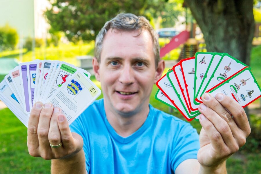 Verkaufsstart zum Tag der Sachsen: Kartenspiele zum Kennenlernen von Aue - Andreas Rucks hat für Kinder zwei Kartenspiele entwickelt, mit denen die Steppkes ihre Stadt und deren Partnerstädte besser kennenlernen.