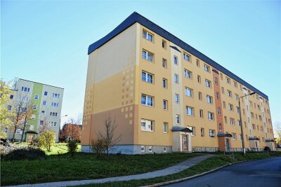 Verkaufte Kommunalwohnungen: Schönecker Stadtchefin macht Mietern Hoffnung - Der Wohnblock Am Sohr 60 bis 63 gehört zu den 2017 in Schöneck verkauften kommunalen Wohnungen.