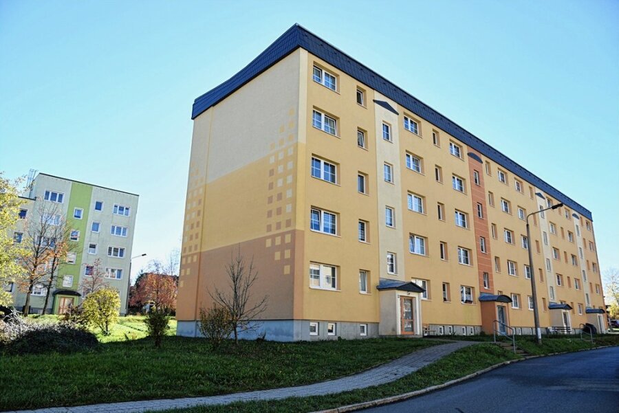 Verkaufte Kommunalwohnungen: Schönecker Stadtchefin macht Mietern Hoffnung - Der Wohnblock Am Sohr 60 bis 63 gehört zu den 2017 in Schöneck verkauften kommunalen Wohnungen.