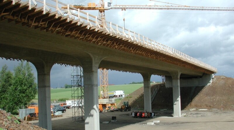 Verkehr soll ab Ende August rollen - 
              <p class="artikelinhalt">Die Brücke über die Großschirmaer Delle nimmt Gestalt an. </p>
            