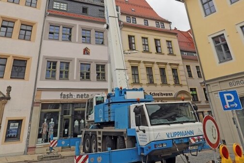 Verkehrsbehinderungen auf dem Freiberger Obermarkt - Ein 100-Tonnen-Kran sorgt aktuell auf dem Obermarkt Freiberg für Verkehrsbehinderungen. 