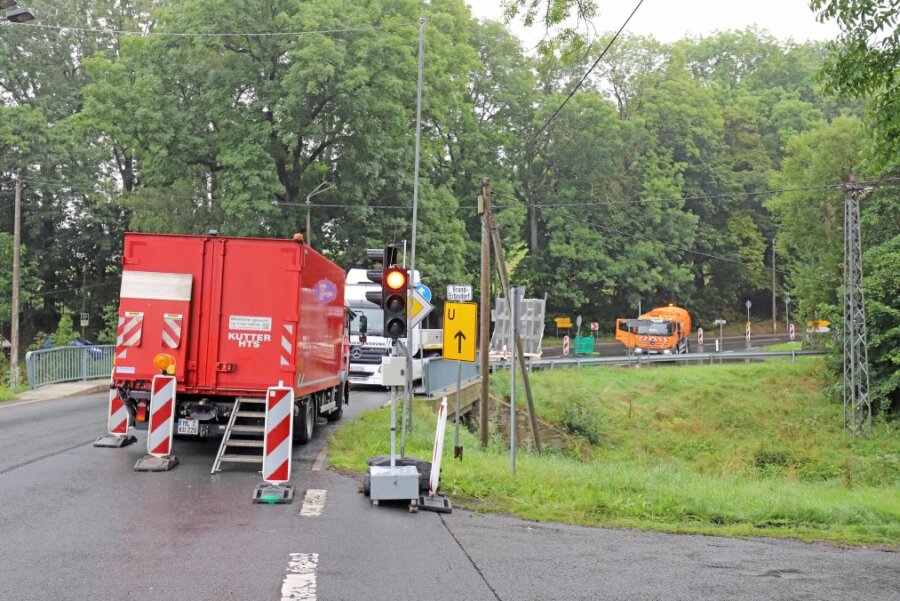 Die Oberschönaer Dorfstraße in Richtung St. Michaelis ist diese Woche wegen Straßenbelagsarbeiten gesperrt. Auf der B 173 wurde wegen Fahrbahnverengung eine Ampelregelung eingerichtet. 