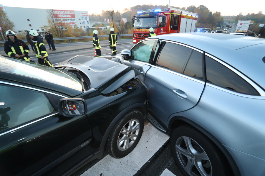 Verkehrsbehinderungen nach Unfall auf B101 in Siebenlehn - Auf der B101 in Höhe der Autobahnabfahrt Siebenlehn sind am Mittwochfrüh zwei Autos zusammengestoßen.