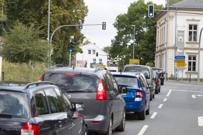 Verkehrsbehörde bessert Ampelschaltung nach - Grün beim Zwav, Rot am Abzweig Reißiger Straße im Hintergrund. Dabei entstehen Rückstaus bis auf die Kreuzung Hammerstraße/Stresemannstraße. Das soll sich ändern.