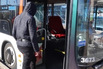 Verkehrsbetriebe: Schwarzfahrer sollen es nicht leichter haben - Bis zu 3000 Mal im Jahr steigen Schwarzfahrer in Zwickauer Busse oder Straßenbahnen ein.