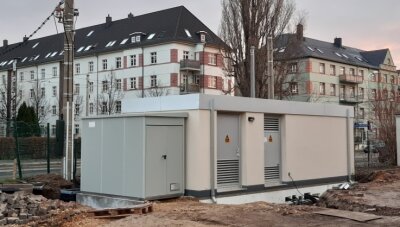 Verkehrsbetriebe setzen auf erneuerbare Energien - Die Städtischen Verkehrsbetriebe haben im Pölbitz zwei neue Bahnstromwerke in Betrieb genommen. 