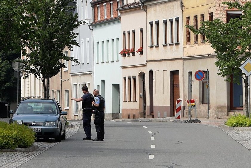 Verkehrschaos in Meerane: Stadt fordert Polizei an - Polizeibeamte waren am Montagabend mit einem Autofahrer auf der Zwickauer Straße im Gespräch. 