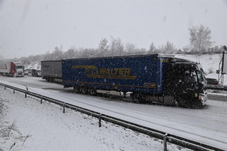 Verkehrschaos nach Unfall auf der A4 bei Auerswalde - Nach einem Unfall auf der A4 und wegen des Schneetreibens kam es auf der Autobahn zum Verkehrschaos.