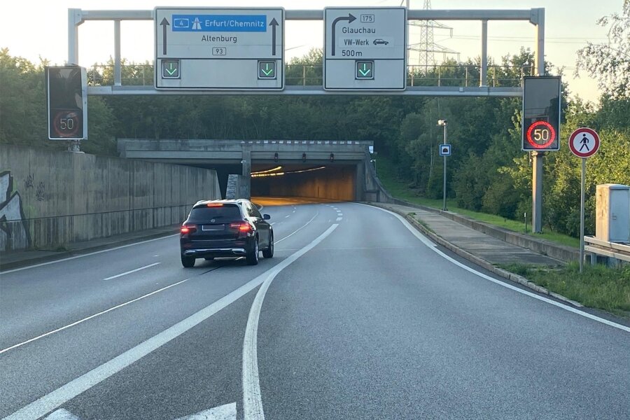 Verkehrskontrolle auf B 93 am Tunnel beim VW-Werk in Zwickau-Mosel: BMW war 66 km/h zu schnell unterwegs - Am Tunnel in Zwickau-Mosel hat die Polizei am Montagvormittag die Geschwindigkeit kontrolliert.