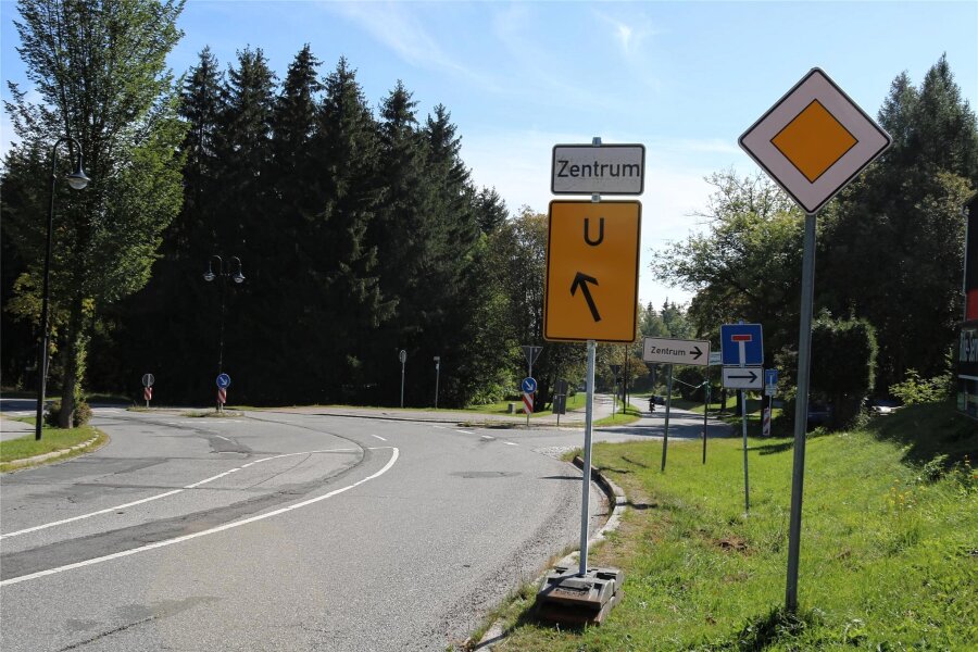 Verkehrskontrollen und neue Sperrung in Johanngeorgenstadt - Wohin denn nur? Zentrum links, Zentrum rechts informieren Straßenschilder – beides funktioniert in Johanngeorgenstadt an der Kreuzung Steigerstraße/Eibenstocker Straße.