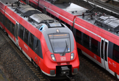 Verkehrsministerium versichert: Elektrifizierung der Bahnstrecke Hof-Nürnberg kommt - 