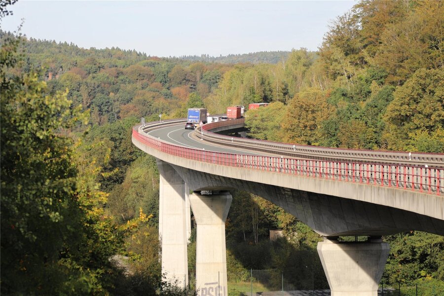 Verkehrsprobleme in Aue: Arbeiten an Autobahnzubringer sorgen für Stau - Die Brückeninspektion auf dem Autobahnzubringer bei Aue wird bis Ende der Woche andauern.