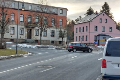 Verkehrssicherheit in Schöneck: Welche Vorschläge durchfielen und was getan werden soll - Ein Nadelöhr in Schöneck ist die Einmündung der Bahnhofsstraße in die Klingenthaler Straße. Hier soll ein Verkehrsspiegel für mehr Sicherheit sorgen.