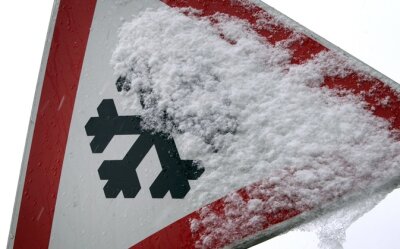 Verkehrsunfälle bei Schneeglätte auf der A72 - 
