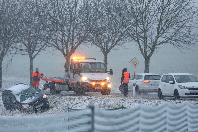 Verkehrsunfall auf Achadstraße: Plötzlicher Wintereinbruch wird zum Verhängnis