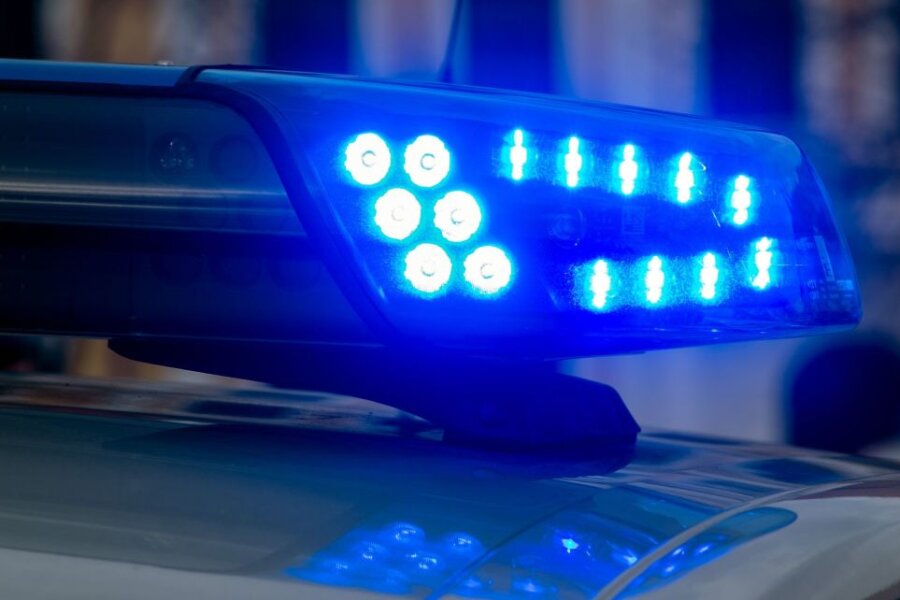 Verkehrsunfall auf B 173: Polizei sucht nach Zeugen - Ein Blaulicht der Polizei leuchtet auf.