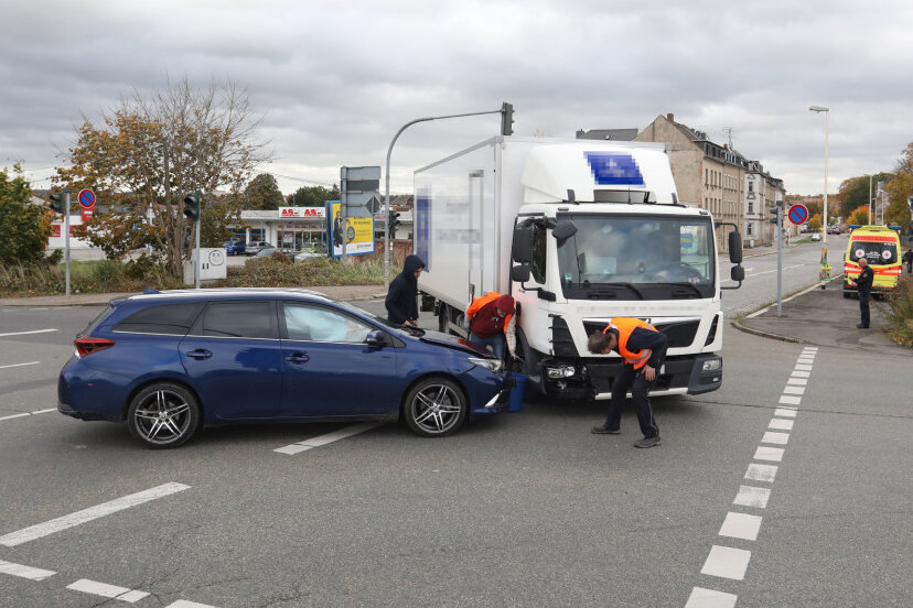 Verkehrsunfall auf B175 - LKW rammt Toyota - Die Polizei inspiziert den Unfallort.